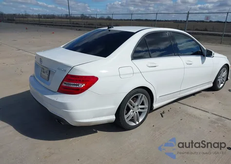 2013 Mercedes-Benz C 300 Sport 4Matic z USA, uszkodzony, nr VIN WDDGF8AB3DR282007